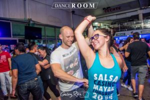 Pareja Bailando Salsa en Dance Room MX